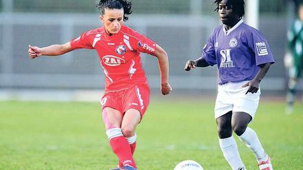 Will am Sonntag die Meisterschale. Fatmire Bajramaj (links), hier am Mittwoch im Duell mit Florence Okoe von Tennis Borussia Berlin, kann mit Turbine Potsdam daheim gegen Bad Neuenahr vorzeitig den Titel gewinnen.