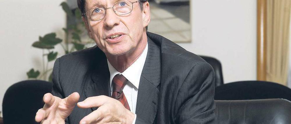 Sicherheit im Blick. Bereits zum 9. Mal trägt Ehrhart Körting (SPD) die politische Verantwortung für die Polizeieinsätze am 1. Mai in Berlin. Das Amt des Innensenators hat der 67-Jährige, der in Potsdam wohnt, seit dem Jahr 2001 inne, als Klaus Wowereit Regierender Bürgermeister wurde. In den neunziger Jahren gehörte der promovierte Jurist schon einmal für zwei Jahre dem Senat an; von 1997 bis 1999 leitete er das Ressort Justiz.