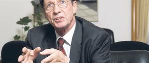 Sicherheit im Blick. Bereits zum 9. Mal trägt Ehrhart Körting (SPD) die politische Verantwortung für die Polizeieinsätze am 1. Mai in Berlin. Das Amt des Innensenators hat der 67-Jährige, der in Potsdam wohnt, seit dem Jahr 2001 inne, als Klaus Wowereit Regierender Bürgermeister wurde. In den neunziger Jahren gehörte der promovierte Jurist schon einmal für zwei Jahre dem Senat an; von 1997 bis 1999 leitete er das Ressort Justiz.