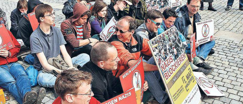 Spielfigur mit Hitler-Bärtchen. Das Bündnis 1. Mai Nazifrei übte am Bebelplatz das Besetzen von Wegen und zeigte dabei auch gleich die neuen Plakate.