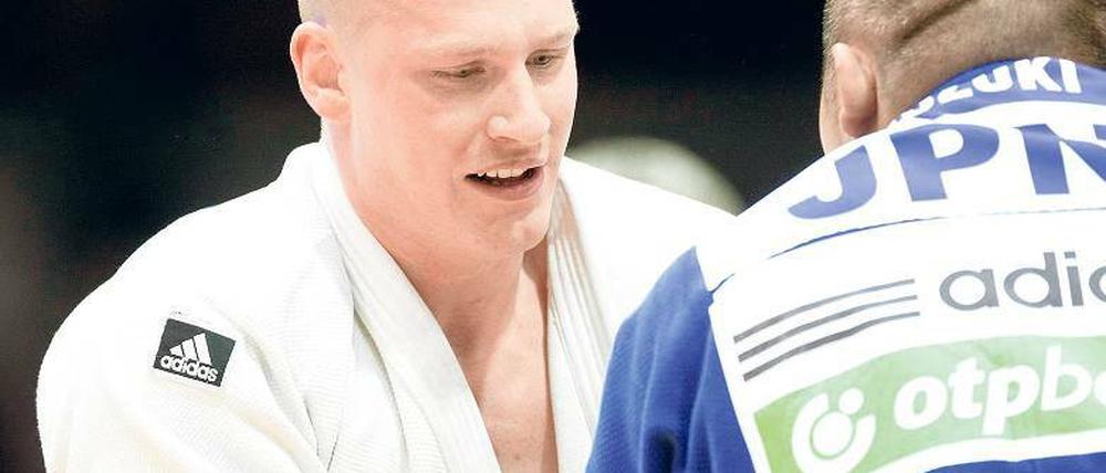 Kampf gegen Kolosse. Robert Zimmermann (l.) hat es jetzt mit schwereren Gegnern als früher zu tun, so wie hier mit dem Japaner Keji Suzuki beim Grand Prix in Düsseldorf.