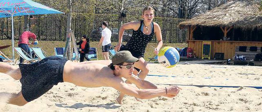Hechtsprung zum Ball: Schon zum Saisonauftakt bei bestem Wetter ging es im Volkspark sehr sportlich zu.