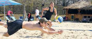 Hechtsprung zum Ball: Schon zum Saisonauftakt bei bestem Wetter ging es im Volkspark sehr sportlich zu.