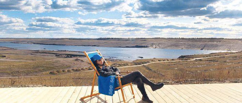Das Wasser steigt. Von der Terrasse des Info- und Ausstellungszentrums der Internationalen Bauaustellung (IBA) in Großrächen aus kann man übers Jahr dabei zusehen  und jetzt die Frühlingssonne genießen. Dreißig neue Seen, viele mit Kanälen verbunden, entstehen derzeit im alten Bergbaurevier der Lausitz. Jenseits der Kohle liegt künftig der Strand.