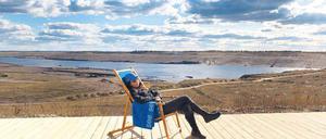 Das Wasser steigt. Von der Terrasse des Info- und Ausstellungszentrums der Internationalen Bauaustellung (IBA) in Großrächen aus kann man übers Jahr dabei zusehen und jetzt die Frühlingssonne genießen. Dreißig neue Seen, viele mit Kanälen verbunden, entstehen derzeit im alten Bergbaurevier der Lausitz. Jenseits der Kohle liegt künftig der Strand.