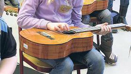 Mit dem Instrument auf Tuchfühlung: Die Gitarrenklasse in Töplitz.