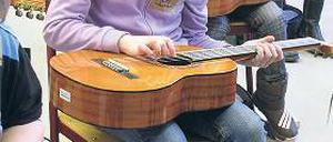 Mit dem Instrument auf Tuchfühlung: Die Gitarrenklasse in Töplitz.
