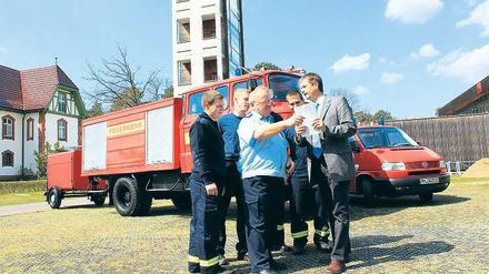 Schnell noch ein Blick in die Karte: Manfred Neumann (3.v.l.) und der Erste Beigeordnete Christian Stein (r.) mit der Feuerwehr-Delegation aus Wenzlow.