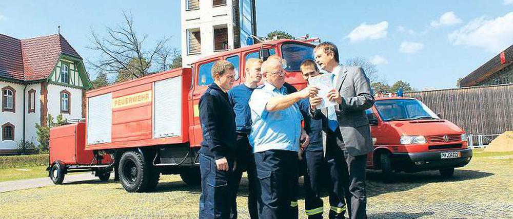 Schnell noch ein Blick in die Karte: Manfred Neumann (3.v.l.) und der Erste Beigeordnete Christian Stein (r.) mit der Feuerwehr-Delegation aus Wenzlow.