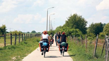 Radtourismus. Der Berliner Mauerradweg führt auch durch Potsdam. Der Deutsche Fahrradclub gibt jährlich ein Verzeichnis mit Unterkünften heraus, wo Dachgeber kostenlos übernachten können, auch in Potsdam und Umgebung.