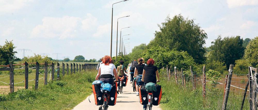 Radtourismus. Der Berliner Mauerradweg führt auch durch Potsdam. Der Deutsche Fahrradclub gibt jährlich ein Verzeichnis mit Unterkünften heraus, wo Dachgeber kostenlos übernachten können, auch in Potsdam und Umgebung.