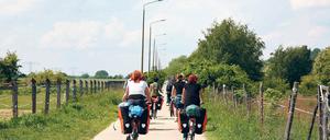 Radtourismus. Der Berliner Mauerradweg führt auch durch Potsdam. Der Deutsche Fahrradclub gibt jährlich ein Verzeichnis mit Unterkünften heraus, wo Dachgeber kostenlos übernachten können, auch in Potsdam und Umgebung.