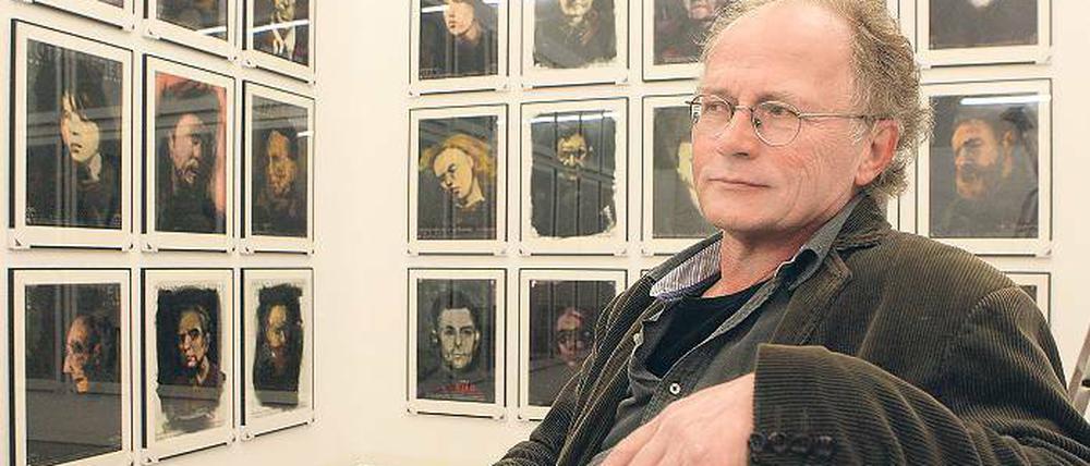Lutz Friedel inmitten seiner Selbstporträts zwischen 1635 und 2003, von denen 70 im Museum Fluxus+ zu sehen sind.