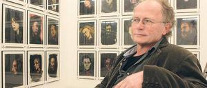 Lutz Friedel inmitten seiner Selbstporträts zwischen 1635 und 2003, von denen 70 im Museum Fluxus+ zu sehen sind.