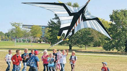 Drachenschule. Das Programm Coole Kids im Volkspark richtet sich an Kinder und Jugendliche ab elf Jahre. 35 Veranstaltung sind in diesem Jahr geplant, selbst Beachvolleyball und Disc-Golf steht in diesem Jahr auf dem Programm.