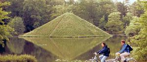 Zu den Besonderheiten des Branitzer Parks am Rande des Spree-Radweges zählt auch die Wasserpyramide. Im Inneren des Tumulus wurde Fürst Pückler, so wie er es gewünscht hatte, beigesetzt.