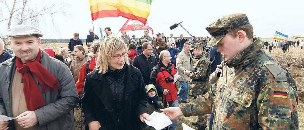 Rückzug. Beim Ostermarsch hatten Soldaten noch mit Flugblättern für den Truppenübungsplatz geworben. Nun gibt der Verteidigungsminister die Pläne für die Wittstocker Heide endgültig auf.