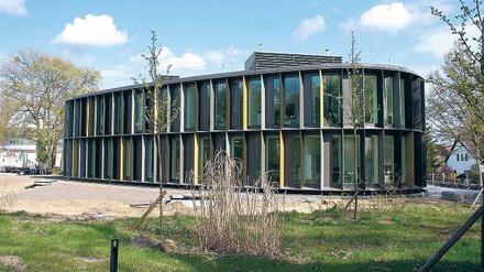 Kurvig, schlicht und modern: Sieben Millionen Euro hat der Neubau für das Astrophysikalische Institut gekostet. Künftig soll hier Forschungstechnologie mit Weltgeltung entwickelt werden.