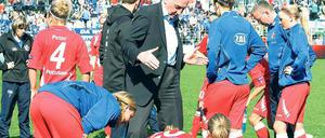 Bernd Schröder (67) ist seit 1971 fast ununterbrochen Trainer Turbine Potsdams und führte sein Team am Sonntag ins erste Champions-League-Finale. Hier stimmt er gerade seine Spielerinnen auf die Verlängerung gegen den FCR Duisburg ein.