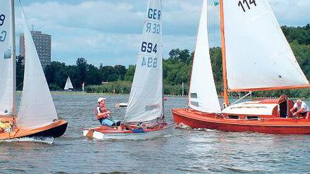 Segeln in Potsdam. Wikinger bei der Ausfahrt auf der Havel.