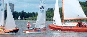 Segeln in Potsdam. Wikinger bei der Ausfahrt auf der Havel.