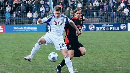 Zeigte viel Spiellaune. Guido Kocer (links), der sich hier gegen den Chemnitzer Chris Löwe behauptet, bereitete Babelsbergs 2:0 per Freistoß vor und hätte fast auch selbst getroffen.