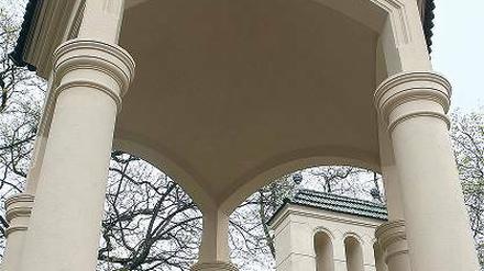 Neugierde heißt das Bauwerk am Gutspark Groß Glienicke. Nach abgeschlossener Restaurierung ist es ein schönes Entree für das Potsdamer Stadtgebiet.