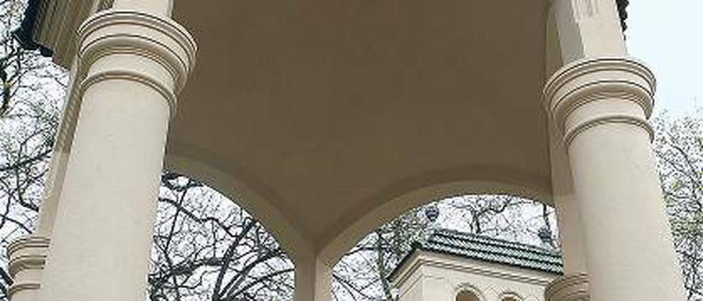 Neugierde heißt das Bauwerk am Gutspark Groß Glienicke. Nach abgeschlossener Restaurierung ist es ein schönes Entree für das Potsdamer Stadtgebiet.