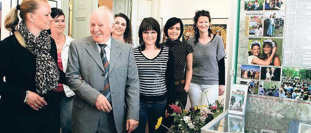 Ausstellungskurator Achim Risch mit früheren Hoheiten im Ausstellungsraum im Turm der Bismarckhöhe, von links: Jana Giese (früher Mußfeld), Grit Herrmann, Katja Großmann, Doreen Schüler, Tanja Stage und Sabrina Bohne.