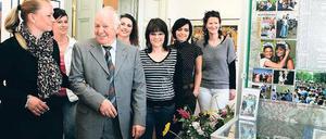 Ausstellungskurator Achim Risch mit früheren Hoheiten im Ausstellungsraum im Turm der Bismarckhöhe, von links: Jana Giese (früher Mußfeld), Grit Herrmann, Katja Großmann, Doreen Schüler, Tanja Stage und Sabrina Bohne.