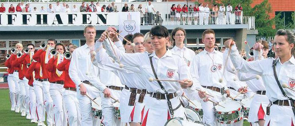 Heimvorteil für Potsdam. Die Landeshauptstadt ist ab Mitte Juli Gastgeber der Weltmeisterschaften der Marching Showbands. Der Fanfarenzug will seinen Titel im Bereich Marsch verteidigen und sich außerdem bei den Shows verbessern. 22 Fanfarenzüge aus aller Welt werden im Luftschiffhafen erwartet.