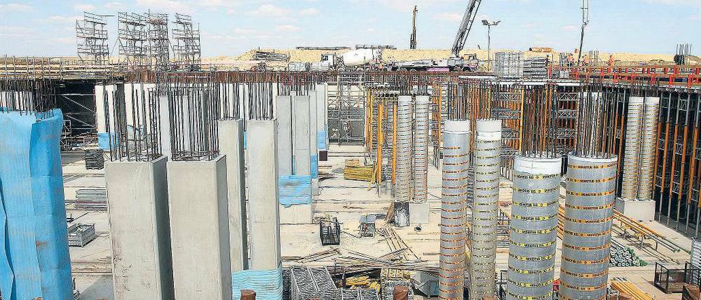 Im Verzug? Der lange harte Winter gefährdet den Eröffnungstermin des Flughafens BBI.