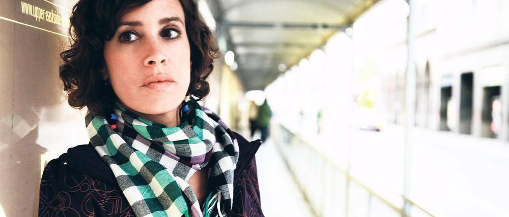 Ortskundig. Tagsüber ist Elke Brauweiler viel in Mitte unterwegs wie hier in der Friedrichstraße. Abends geht die Sängerin lieber in den Kreuzberger Würgeengel.