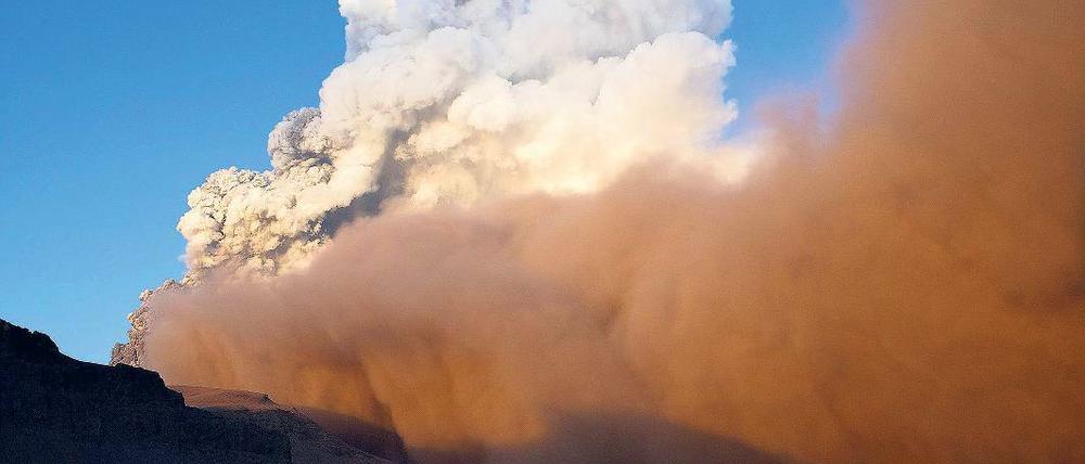 Weiter aktiv. Der isländische Vulkan Eyjafjallajökull spukt weiter Asche.