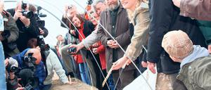 Souverän im Blitzlichtgewitter: Spargelkönigin Carina Wunderlich eröffnete gestern die diesjährige Erntesaison für das Edelgemüse in Zauchwitz. Auf dem Hof von Karl-Ludwig Syring führt die 33-jährige Mutter zweier Kinder die Finanzbuchhaltung.