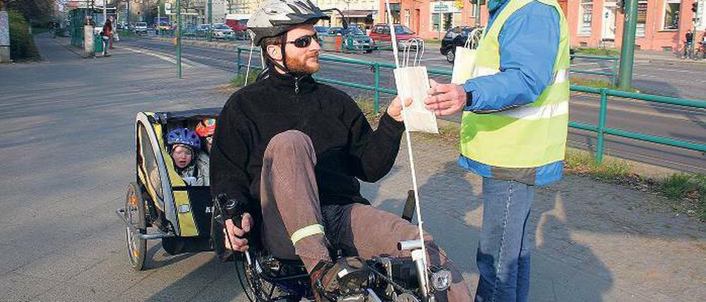 Keks im Tütchen. Oberbürgermeister Jann Jakobs bedankte sich gestern im Rahmen der Potsdamer FahrRad-Aktionswoche bei Radfahrern für ihre umweltfreundliche Fortbewegung. Künftig gibt es auch aktuelle Infos für Radfahrer im Internet.