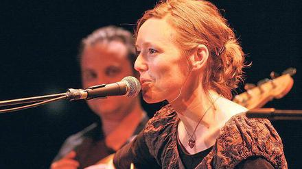 Mit melancholischer Eleganz: Songwriterin Muriel Zoe bei voice in concert.