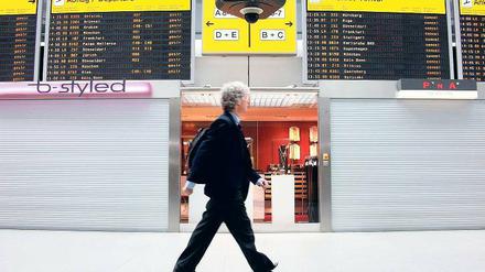 Leere in Tegel. Geschlossene Läden, einsame Passagiere. Der Flughafen lief auch am Montag auf Stand-by.