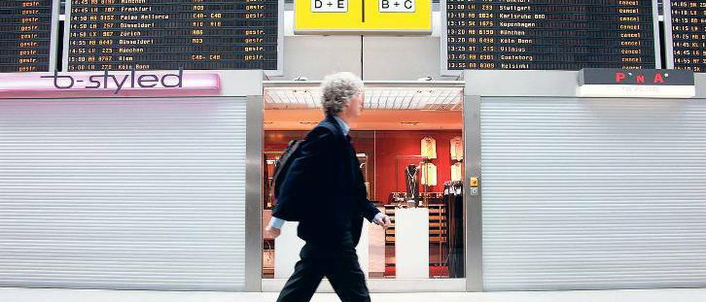 Leere in Tegel. Geschlossene Läden, einsame Passagiere. Der Flughafen lief auch am Montag auf Stand-by.