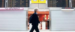 Leere in Tegel. Geschlossene Läden, einsame Passagiere. Der Flughafen lief auch am Montag auf Stand-by.