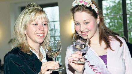 Durchblick: Vor der Kostprobe hatten die Gebietsweinkönigin von Saale-Unstrut, Elvira Zahn (l.), und Werders Blütenkönigin Maria Lemke den optischen Eindruck der edlen Tropfen zu bewerten.