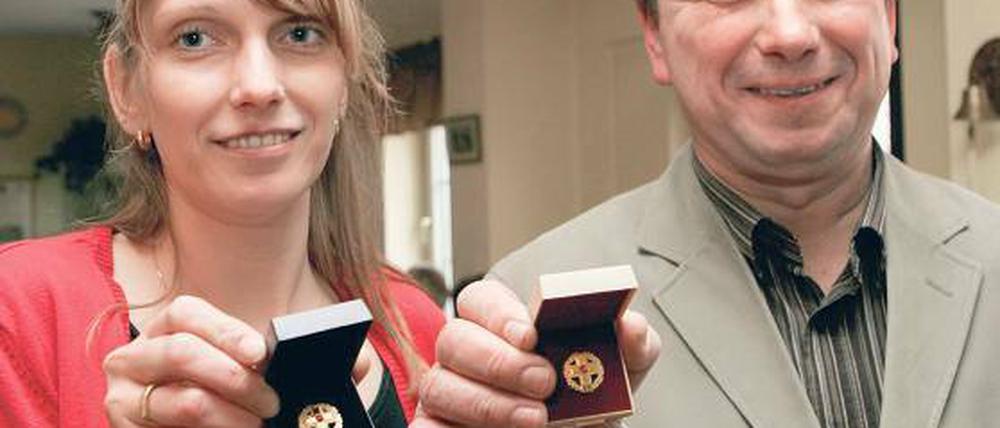 Geehrt. Anja Degner und Michael Hönow sind fleißige Blutspender.