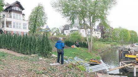 Zaungäste. Vor einem Jahr haben Anrainer über Nacht den Uferweg am Griebnitzsee gesperrt: Spaziergänger standen vor Barrieren. Bis heute bleibt der Weg, auf dem einst DDR-Grenzposten patrouillierten, unpassierbar.