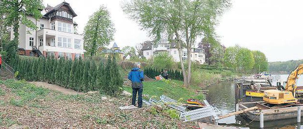 Zaungäste. Vor einem Jahr haben Anrainer über Nacht den Uferweg am Griebnitzsee gesperrt: Spaziergänger standen vor Barrieren. Bis heute bleibt der Weg, auf dem einst DDR-Grenzposten patrouillierten, unpassierbar.