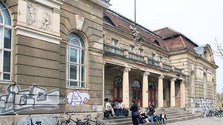 Sanierung ungewiss. Die Sporthalle Kurfürstenstraße ist in einem desolaten Zustand, Sanierung ungewiss. Der Stadtsportbund ist unzufrieden mit der Sporthallen-Infrastruktur in Potsdam, denn die Zukunft weiterer Hallen ist nicht gesichert.
