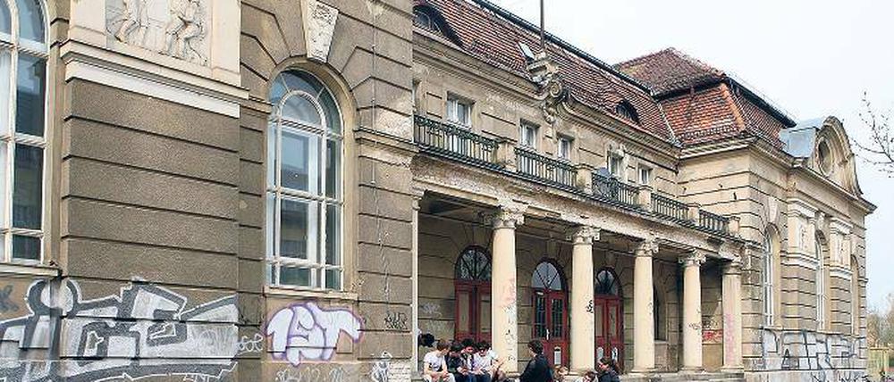 Sanierung ungewiss. Die Sporthalle Kurfürstenstraße ist in einem desolaten Zustand, Sanierung ungewiss. Der Stadtsportbund ist unzufrieden mit der Sporthallen-Infrastruktur in Potsdam, denn die Zukunft weiterer Hallen ist nicht gesichert.