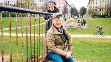 Liebe zum Grün. Regisseur Volker Meyer-Dabisch, 47, hat seinem Park in Berlin-Kreuzberg in Der Adel vom Görli ein Denkmal gesetzt. Hinter ihm steht Bernie, der hier am liebsten Golf spielt.