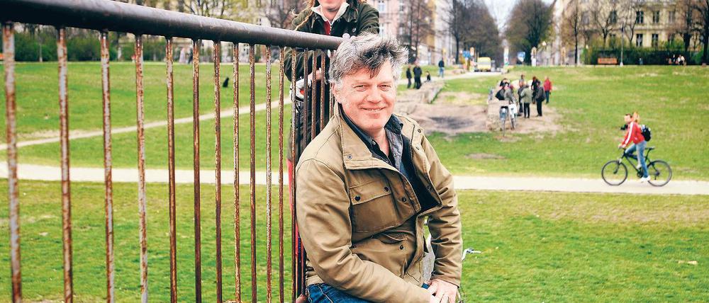 Liebe zum Grün. Regisseur Volker Meyer-Dabisch, 47, hat seinem Park in Berlin-Kreuzberg in Der Adel vom Görli ein Denkmal gesetzt. Hinter ihm steht Bernie, der hier am liebsten Golf spielt.