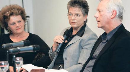 Bei der Buchpremiere im Gespräch: Bärbel Dalichow, Grit Poppe und Karsten-Uwe Heye.