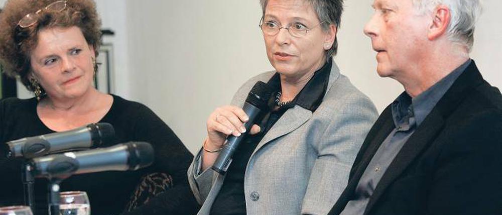 Bei der Buchpremiere im Gespräch: Bärbel Dalichow, Grit Poppe und Karsten-Uwe Heye.